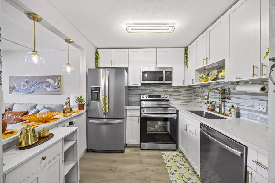 200 E Village Green CIR 202, Palm Springs, FL 33461