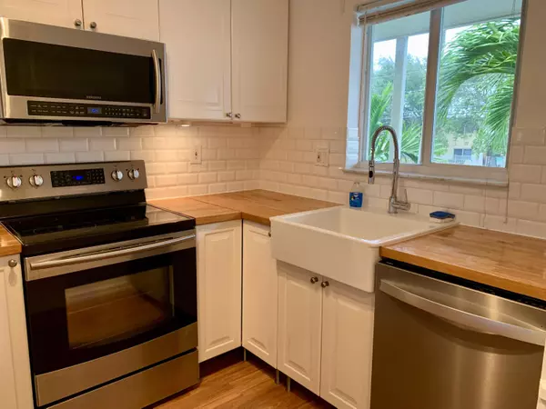 Pompano Beach, FL 33060,912 Pine DR 204