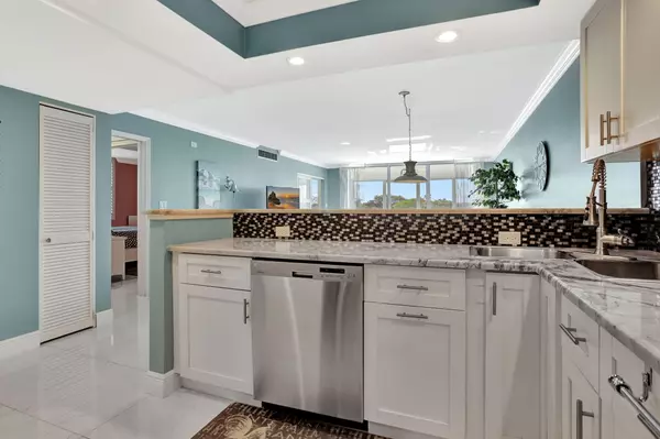 Pompano Beach, FL 33069,565 Oaks LN 512