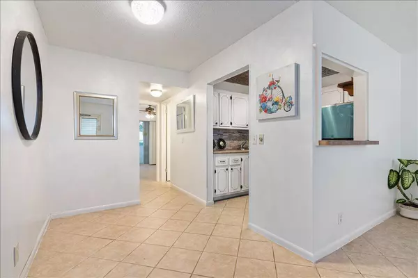 West Palm Beach, FL 33417,98 E Cambridge