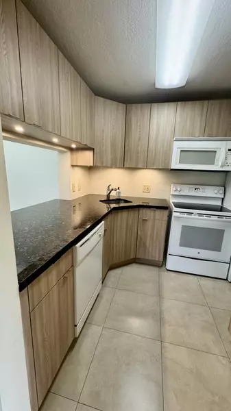 719 Sunny Pine WAY B1, Greenacres, FL 33415