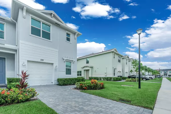 Port Saint Lucie, FL 34984,235 SE Woodbark ST