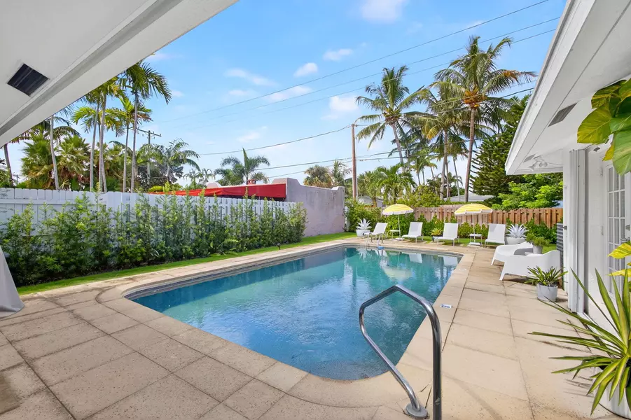 1123 N Lakeside DR, Lake Worth Beach, FL 33460