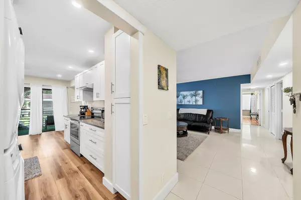 Boca Raton, FL 33433,6342 W Longboat LN 201