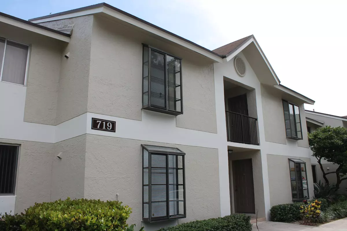 Pompano Beach, FL 33069,719 Gardens DR 202