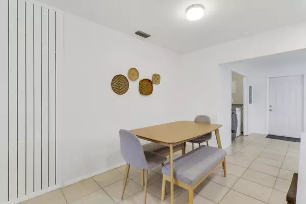 West Palm Beach, FL 33403,9285 Sun CT