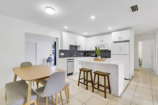 9285 Sun CT, West Palm Beach, FL 33403