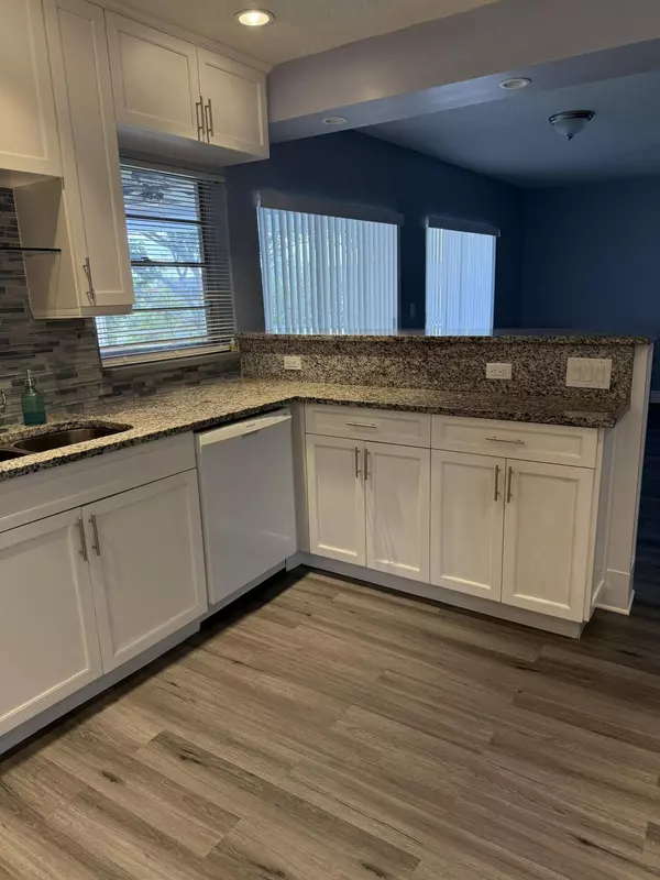 Royal Palm Beach, FL 33411,1 N N Greenway 205