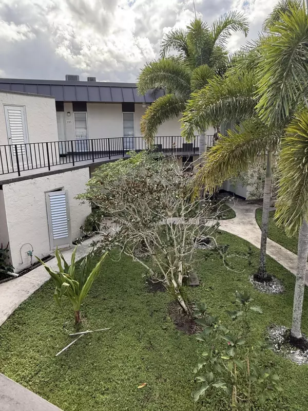 Royal Palm Beach, FL 33411,1 N N Greenway 205