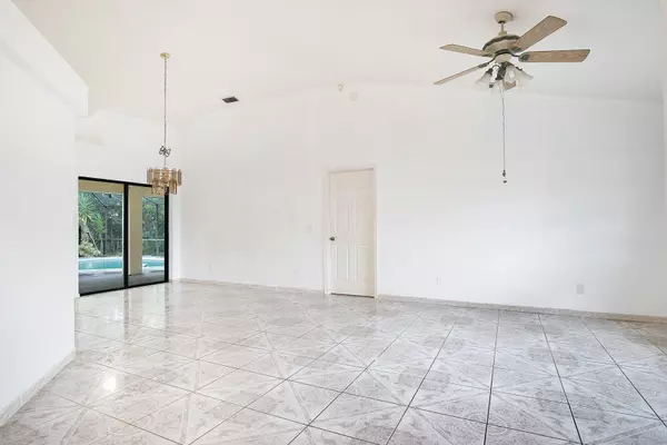 Port Saint Lucie, FL 34984,566 SE Oakridge DR