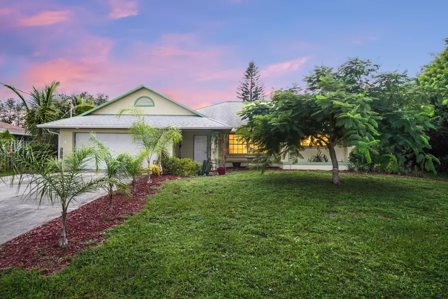 566 SE Oakridge DR, Port Saint Lucie, FL 34984