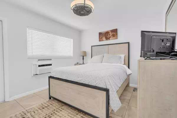 Pompano Beach, FL 33060,301 E Mcnab RD 103