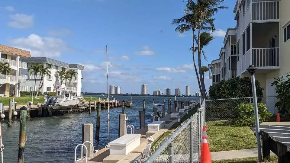 North Palm Beach, FL 33408,131 Doolen CT 208