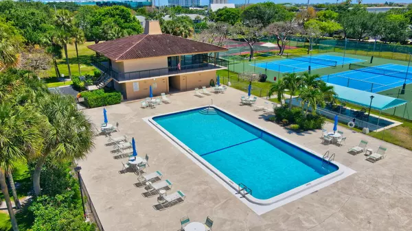 Boca Raton, FL 33487,5340 NW 2nd AVE 220