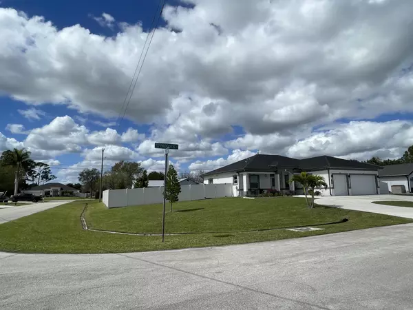 Port Saint Lucie, FL 34987,1692 SW Paddock ST