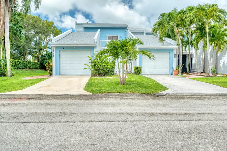 101 Fairway LN, Royal Palm Beach, FL 33411