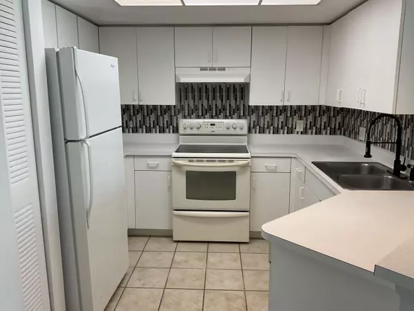 4175 N Haverhill RD 905, West Palm Beach, FL 33417