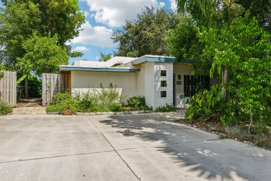 221 NE 17th ST, Delray Beach, FL 33444
