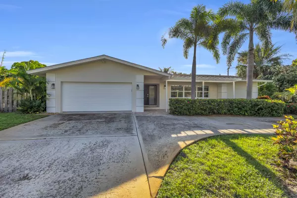 40 Pinetree PL, Tequesta, FL 33469