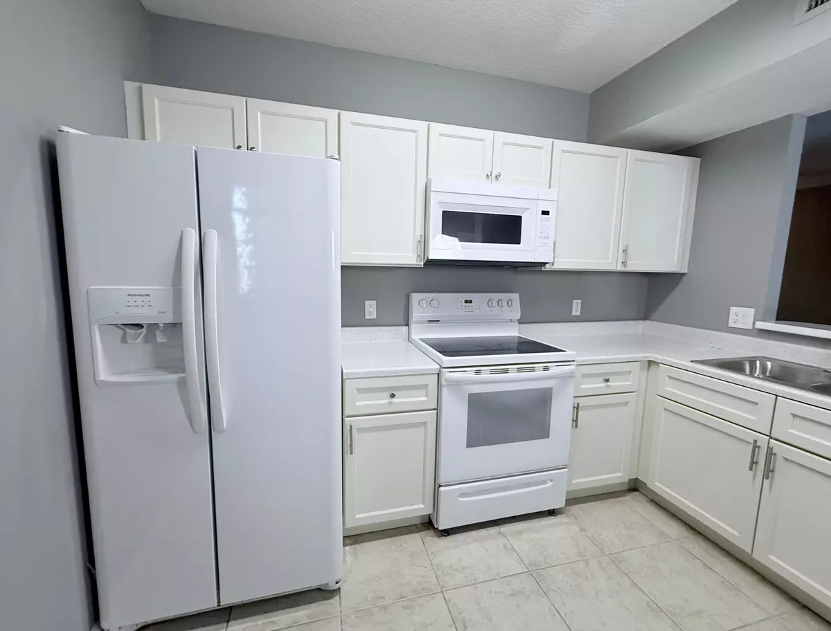 West Palm Beach, FL 33411,1115 Golden Lakes BLVD 512