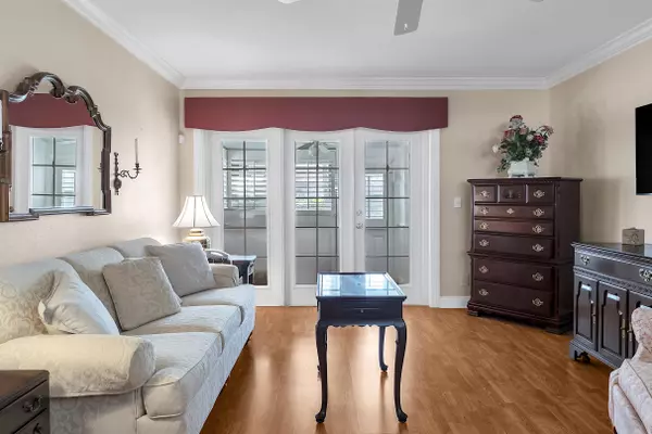 West Palm Beach, FL 33415,2930 E Crosley DR M