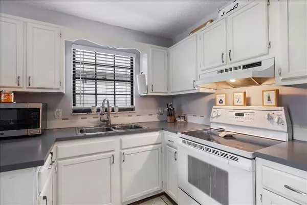 Vero Beach, FL 32962,411 SW 13th LN