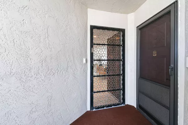 Lake Park, FL 33403,801 Lake Shore DR 811