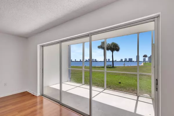 2936 Lake Shore DR 108, Riviera Beach, FL 33404