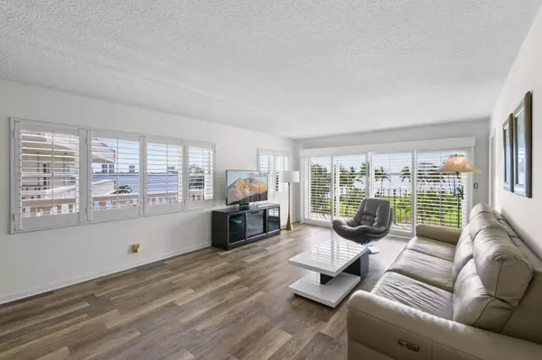 Lake Park, FL 33403,801 Lake Shore DR 310