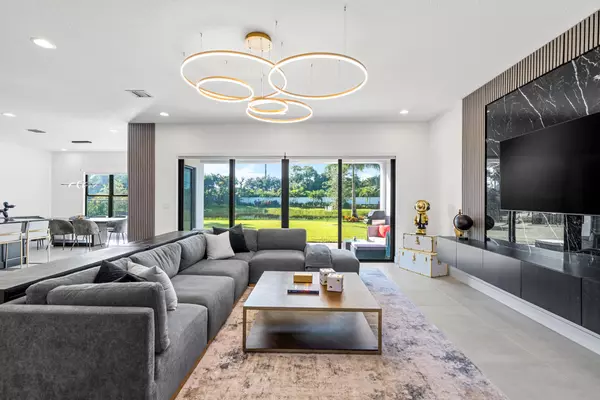 Boca Raton, FL 33434,8258 Essex Country Club DR