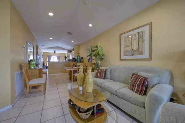 Boynton Beach, FL 33435,416 S S Circle DR