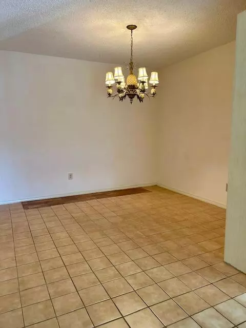 Stuart, FL 34996,200 SE Four Winds DR 211