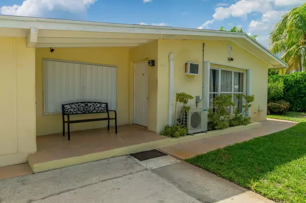 Lantana, FL 33462,1002 W Broome ST