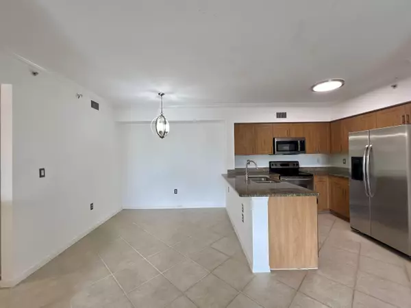 West Palm Beach, FL 33411,6450 Emerald Dunes DR 301