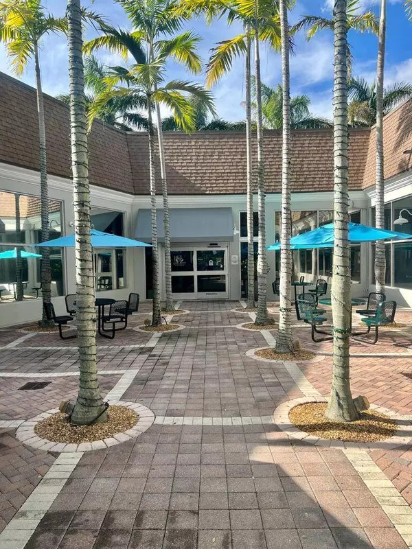 Delray Beach, FL 33446,643 N Brittany