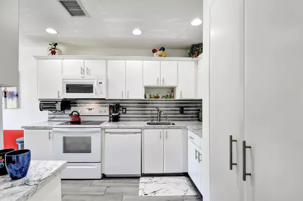 Boynton Beach, FL 33436,15 Stratford DR B