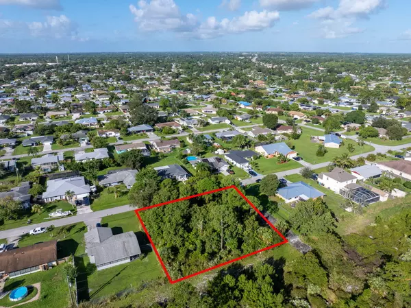 Port Saint Lucie, FL 34983,441 SE Galleon LN