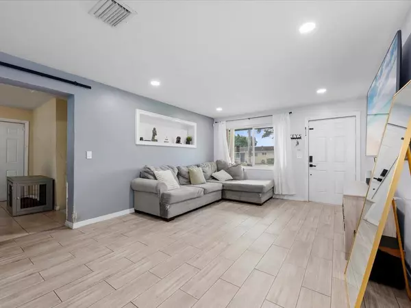 West Palm Beach, FL 33404,421 W 33 ST