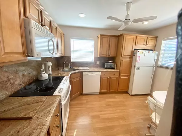 Boynton Beach, FL 33435,27 Colonial Club DR 105