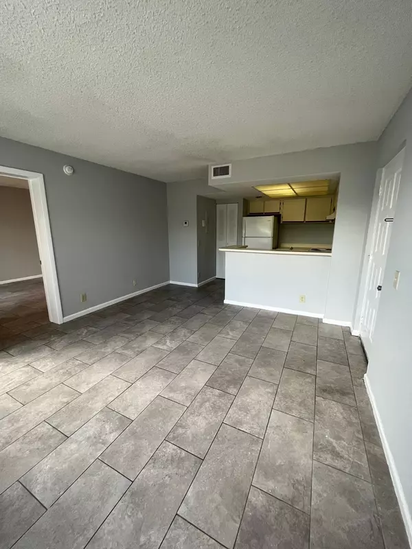 West Palm Beach, FL 33401,718 Executive Center DR 22