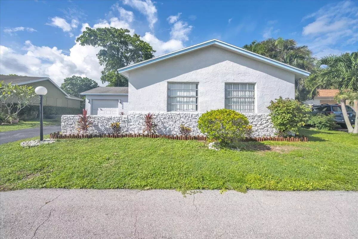 Lake Worth, FL 33467,7329 N Pine Park DR