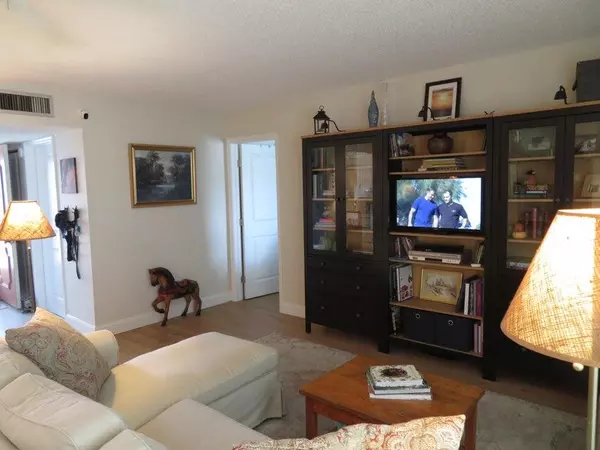 Palm Springs, FL 33461,709 Lori DR 211