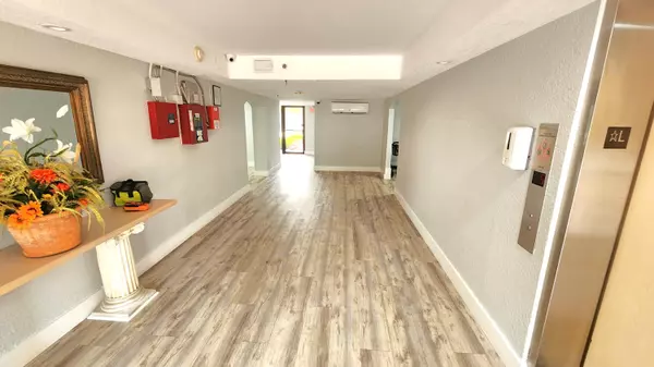 Delray Beach, FL 33444,450 Egret CIR 9404
