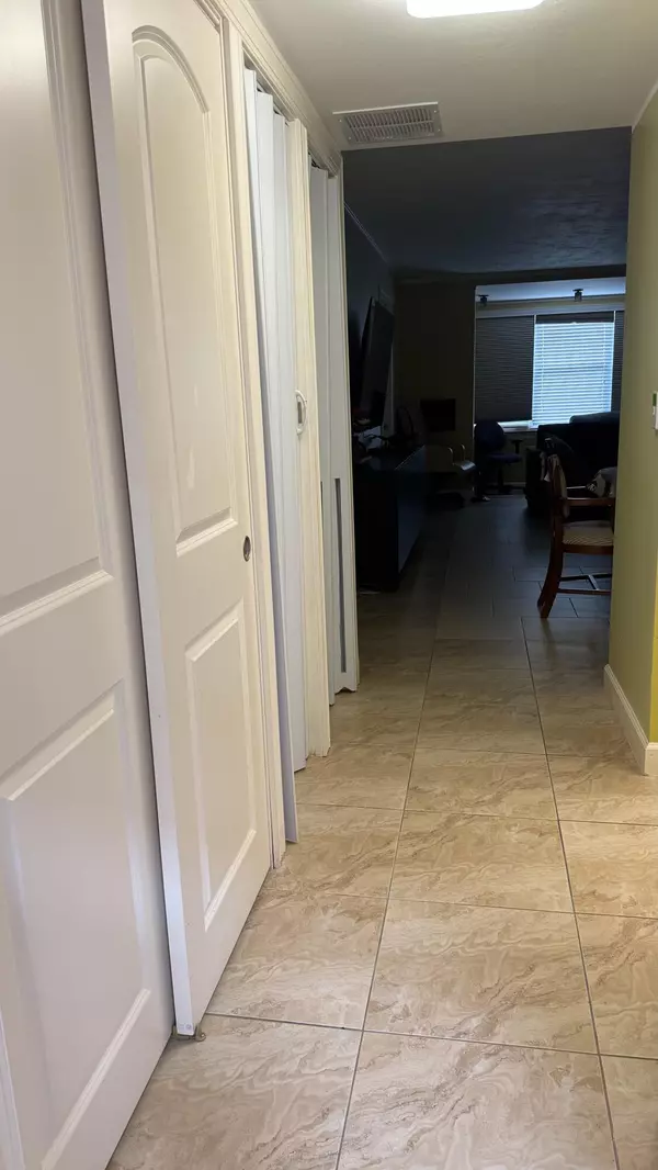 Lauderdale Lakes, FL 33311,2841 Somerset DR 112