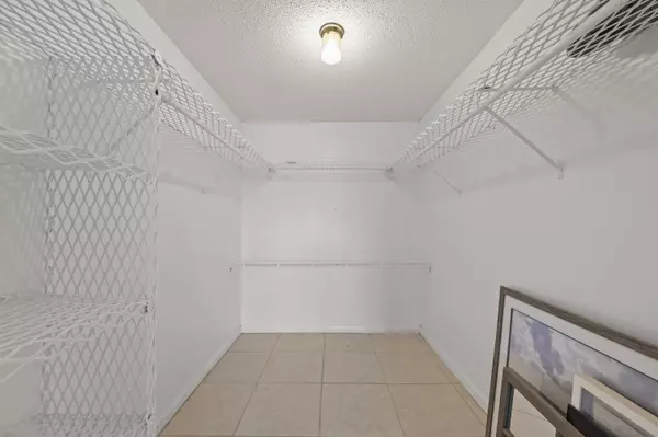 Palm Springs, FL 33461,715 Lori DR 307