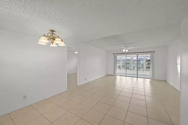 Palm Springs, FL 33461,715 Lori DR 307