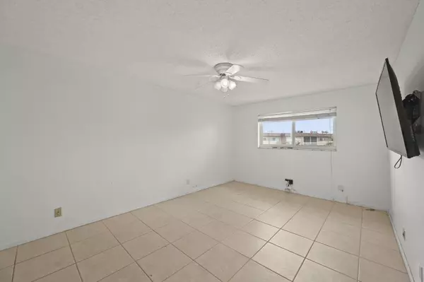 Palm Springs, FL 33461,715 Lori DR 307