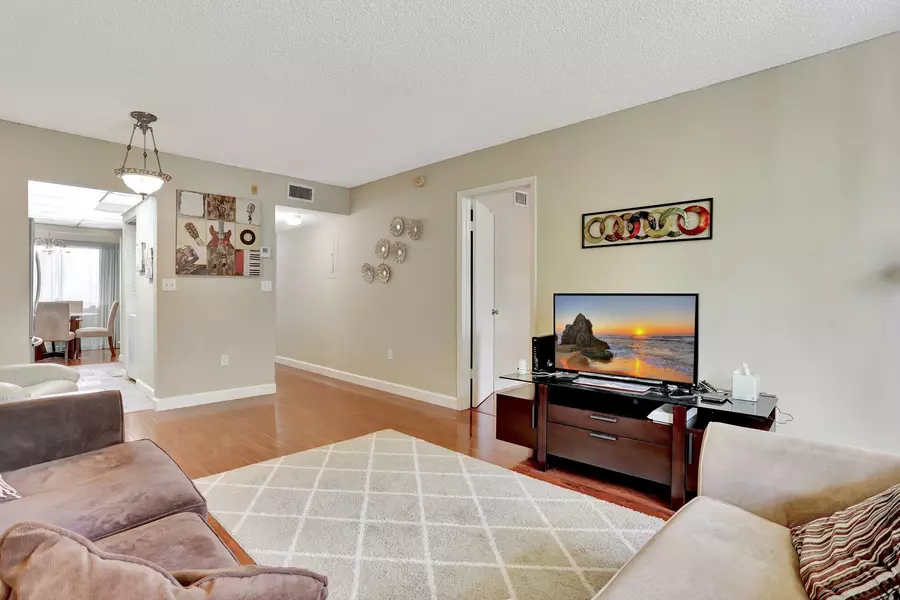 7451 NW 16th ST 303, Plantation, FL 33313