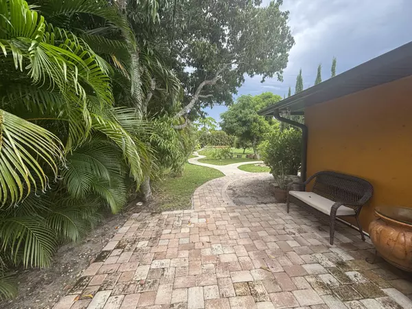 1257 SE Airoso BLVD B, Port Saint Lucie, FL 34983