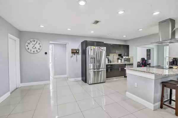 Sunrise, FL 33313,7451 NW 21st ST